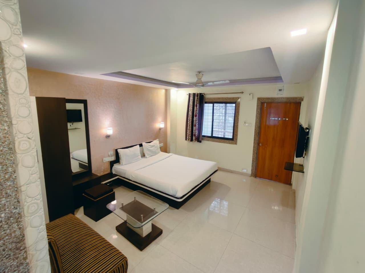 A/C Deluxe room with double bed and seating